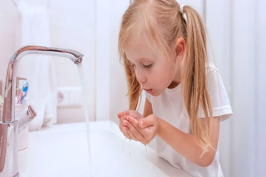 Súc miệng nhẹ bằng nước sạch hoặc nước muối để làm sạch vết rách