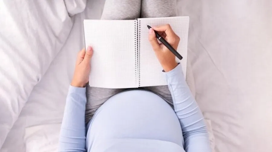 Mẹ cần quan sát và ghi nhớ đặc điểm của nước ối