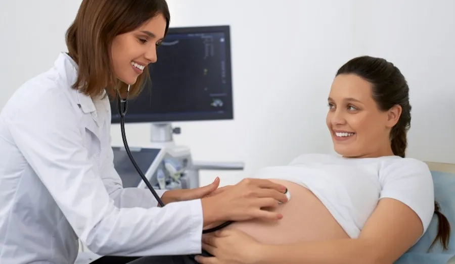 Mẹ bầu cần tham khảo ý kiến bác sĩ trước khi áp dụng các cách làm vỡ ối tự nhiên 