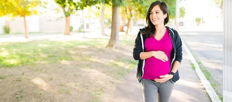 Đi bộ nhẹ nhàng mỗi ngày giúp kích thích vỡ ối tự nhiên an toàn