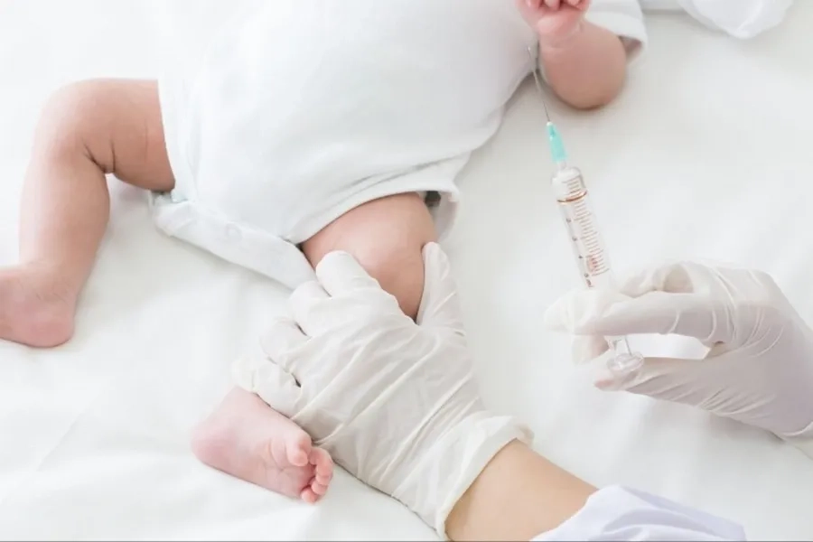 Trẻ sơ sinh có mẹ mắc viêm gan B cần được tiêm huyết thanh ngay sau khi sinh