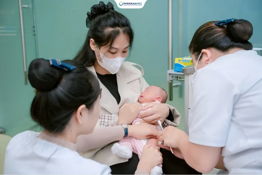 Trẻ được tiêm chủng theo đúng quy trình của Bộ Y tế