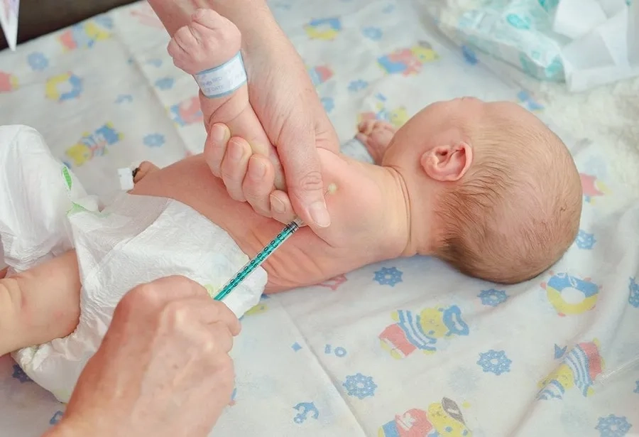 Huyết thanh phòng ngừa viêm gan B cần được tiêm cho trẻ có nguy cơ trước 12 giờ đầu sau sinh