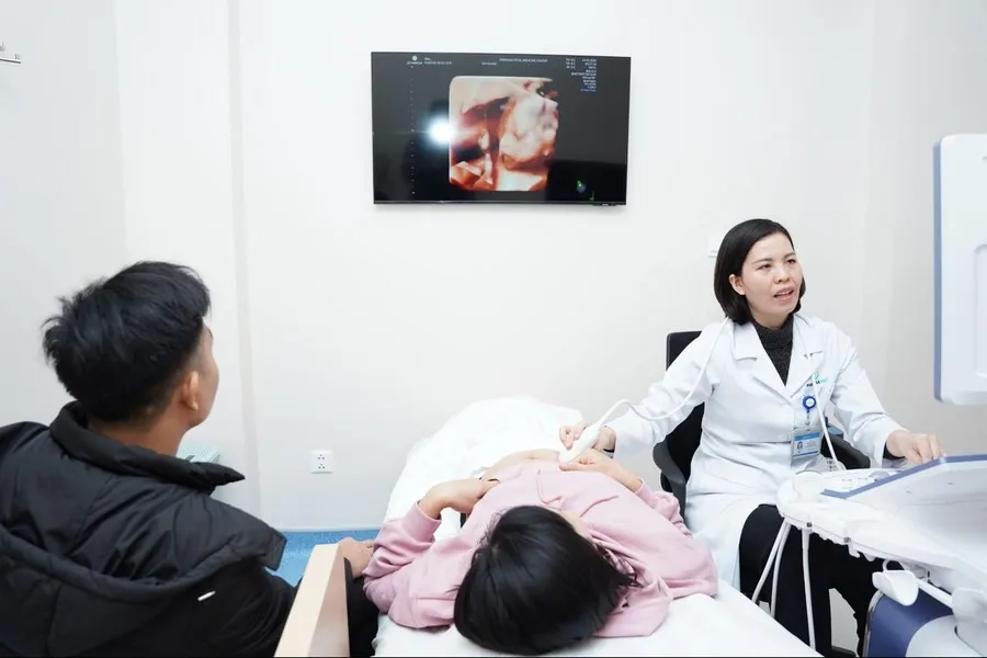 Khám thai định kỳ theo hướng dẫn của bác sĩ giúp bảo đảm sức khỏe cho cả mẹ và thai nhi