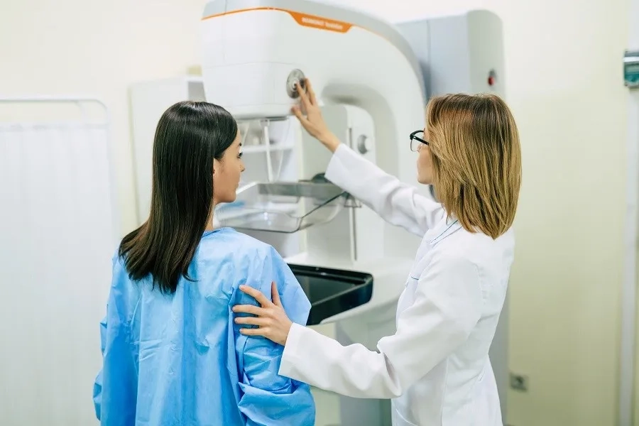 Tái khám định kỳ giúp bệnh nhân an tâm và bác sĩ kịp thời điều chỉnh phác đồ