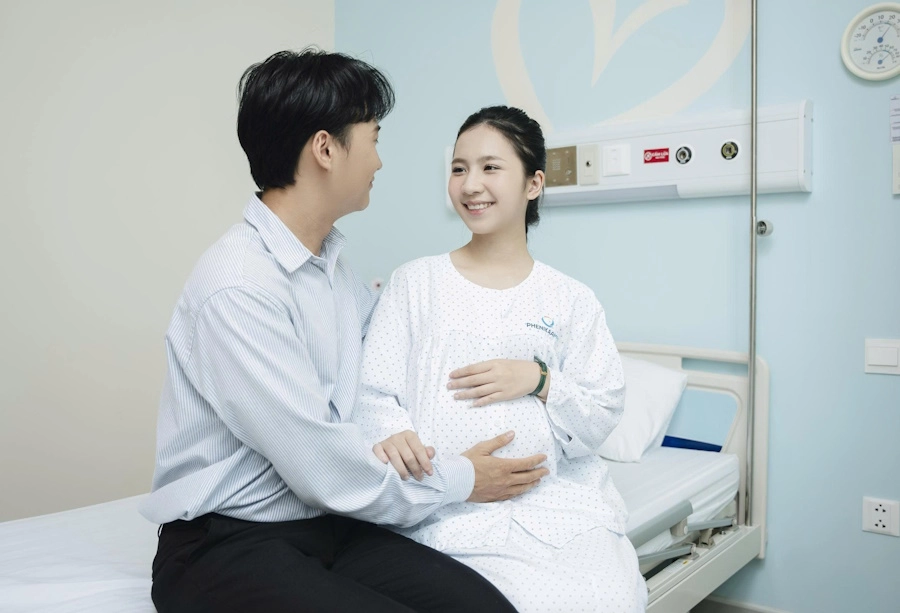 Mẹ bầu thấy vỡ nước ối mà không đau bụng cần đến bệnh viện ngay để được bác sĩ thăm khám và tư vấn