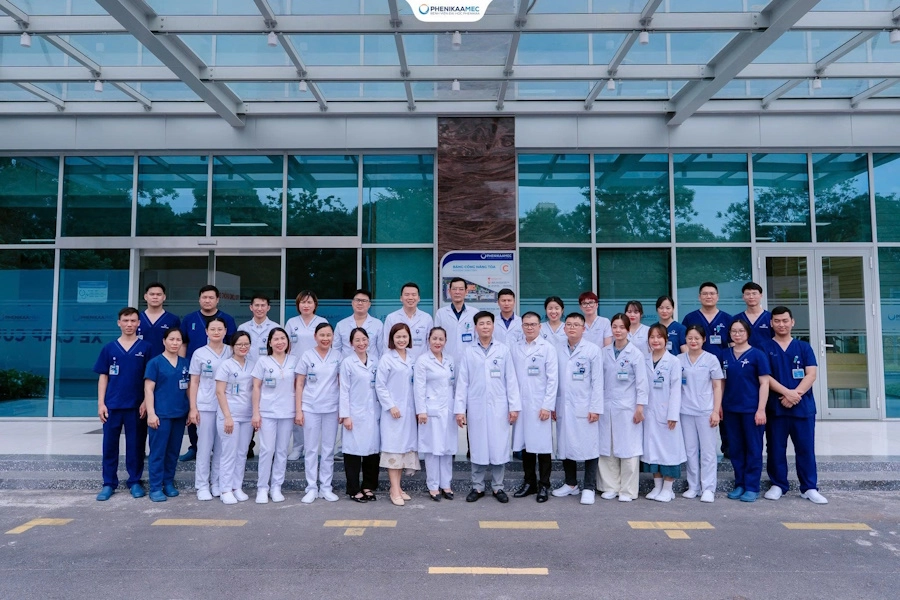 Đội ngũ y bác sĩ Trung tâm Ung bướu Bệnh viện Đại học Phenikaa