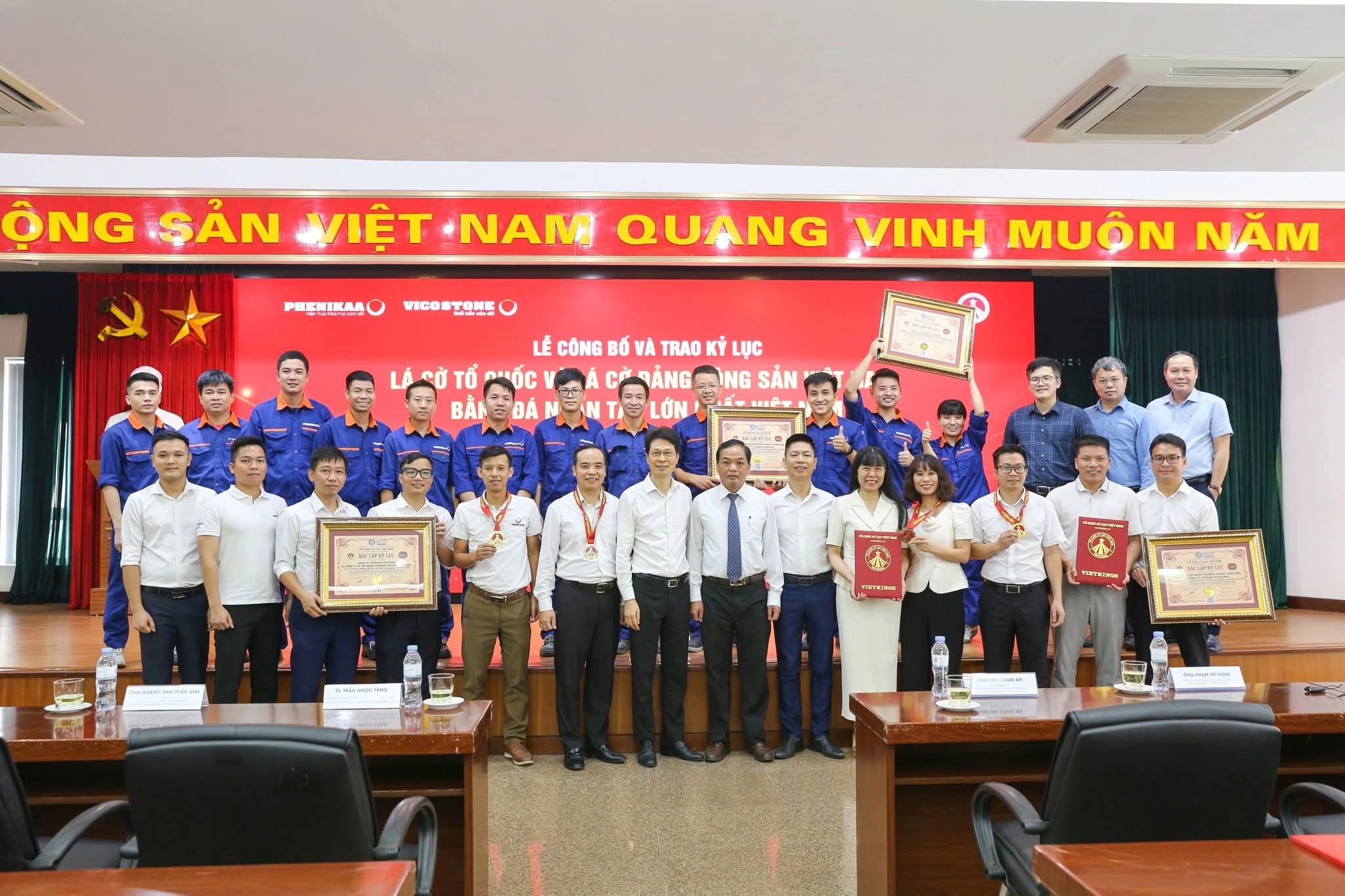VICOSTONE xác lập kỷ lục Lá Cờ Tổ quốc và Cờ Đảng Cộng sản Việt Nam bằng đá nhân tạo lớn nhất Việt Nam