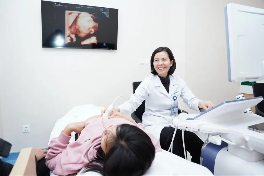 TS.BS Nguyễn Thị Sim - Giám đốc Trung tâm Y học bào thai Bệnh viện Đại học Phenikaa thực hiện siêu âm thai bằng máy siêu âm công nghệ tiên tiến hiển thị hình ảnh sắc nét