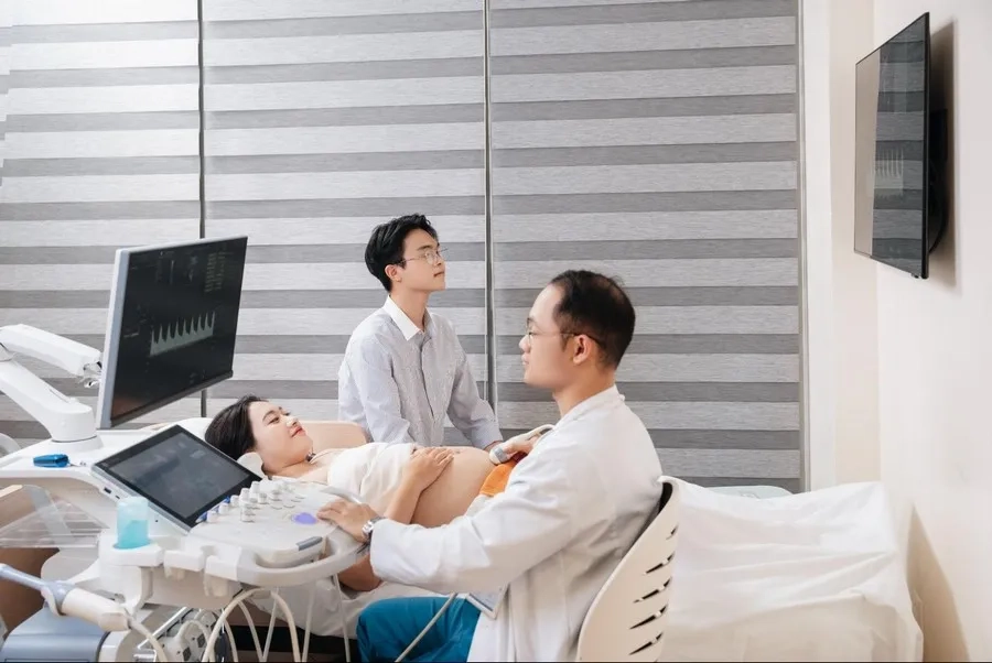 Trong khoảng tuần 7 - 12, bác sĩ siêu âm nhịp tim thai, đo độ mờ da gáy