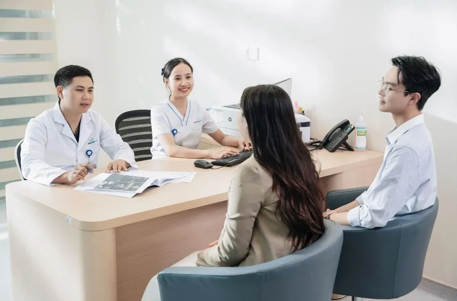 Khám thai lần đầu tiên khoảng tuần thứ 6 - 10 của thai kỳ để bác sĩ theo dõi vị trí làm tổ của thai nhi và tim thai
