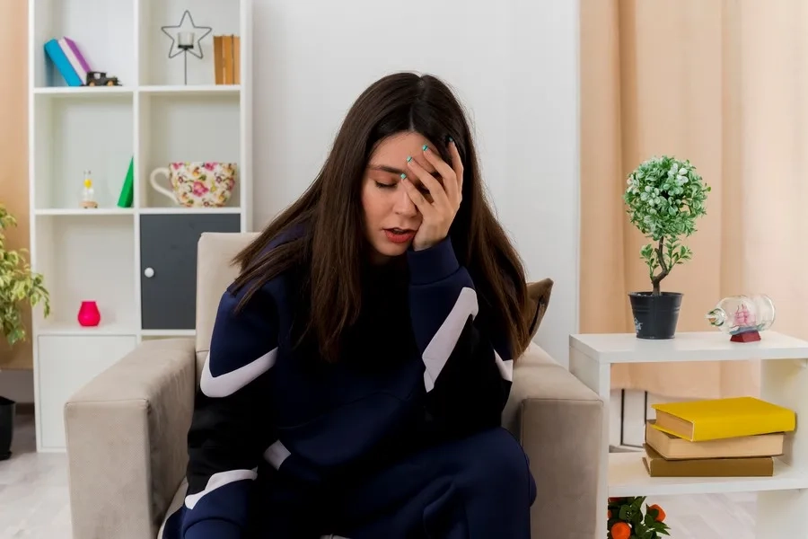 Bên trong thường tồn tại cảm giác buồn bã, trống rỗng nhưng không được bộc lộ ra ngoài