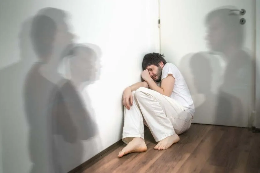 Người bị trầm cảm kèm loạn thần có thể trải qua cảm giác tuyệt vọng kèm ảo giác hoặc hoang tưởng