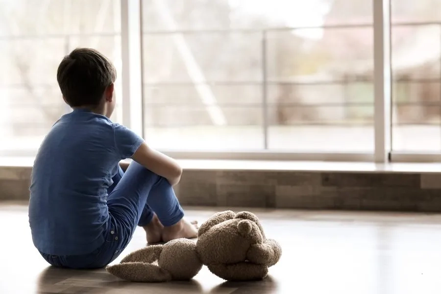 Trẻ dễ buồn bã, cáu gắt hoặc mất hứng thú kéo dài