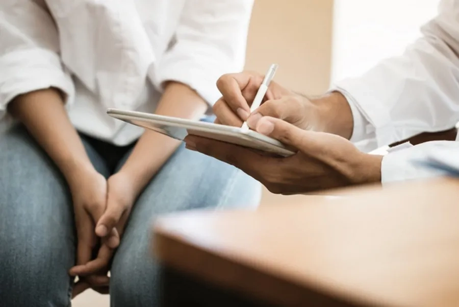 Trị liệu tâm lý giúp người bệnh nhận diện suy nghĩ tiêu cực và học cách ứng phó lành mạnh