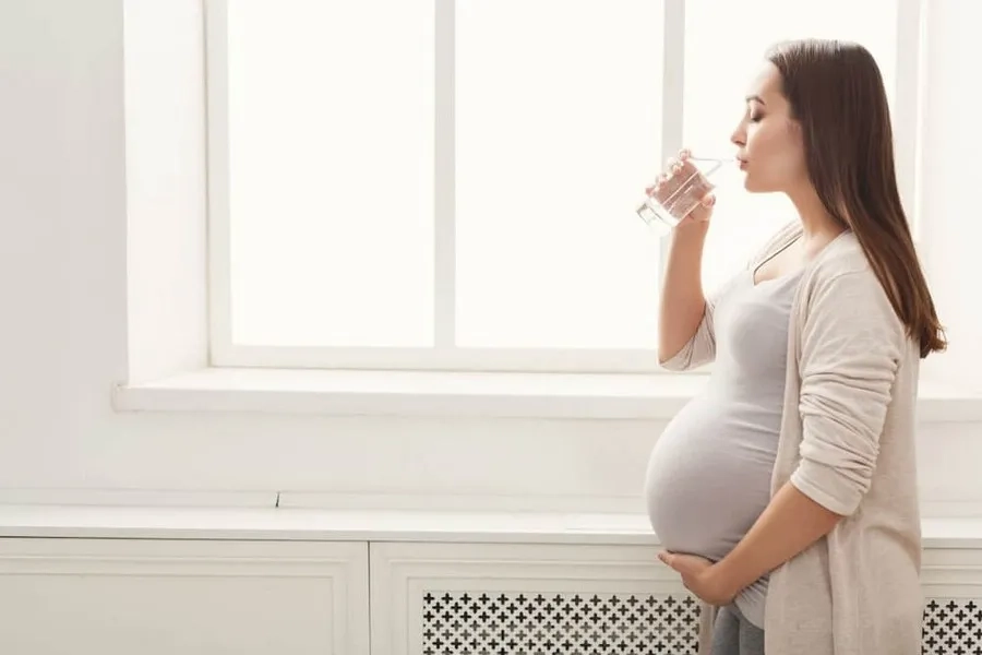 Uống đủ nước hàng ngày giúp cân bằng lượng nước ối khi mang thai