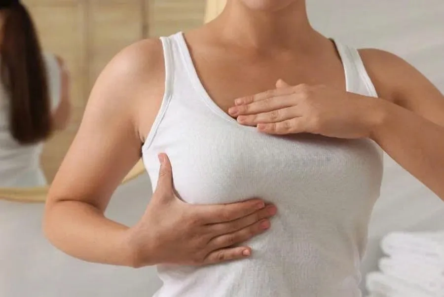 Kích thước 1 bên vú to lên, chảy xệ bất thường có thể cảnh báo ung thư