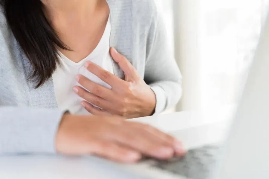 Sưng đau ngực có thể là dấu hiệu bệnh ung thư vú ở nữ giới