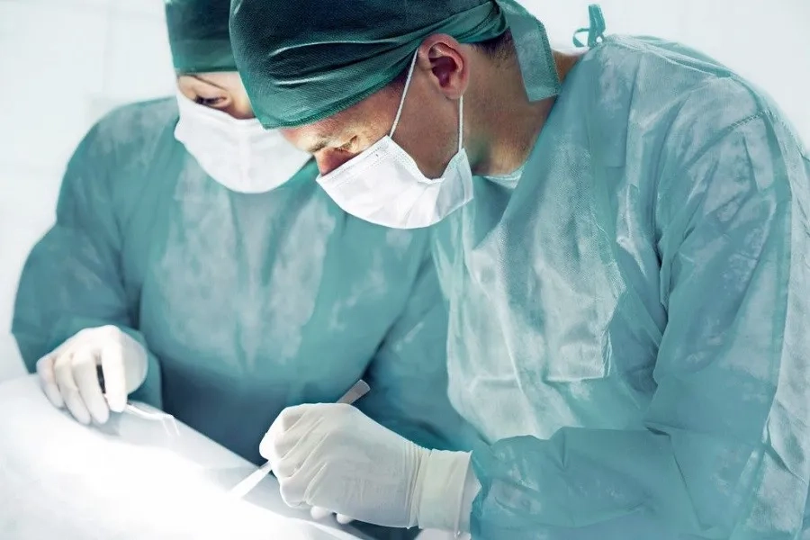 Cắt bỏ khối u là bước quan trọng giúp loại bỏ tế bào ung thư vú