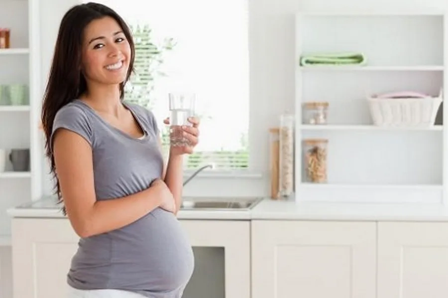 Mỗi ngày bổ sung từ 2 - 2,5 lít nước là một biện pháp hỗ trợ tăng nước ố