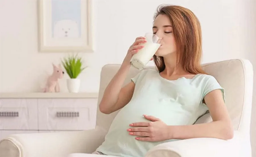 Sữa tươi không đường không làm tăng nước ối trực tiếp nhưng vẫn cung cấp nước, khoáng chất cho cơ thể