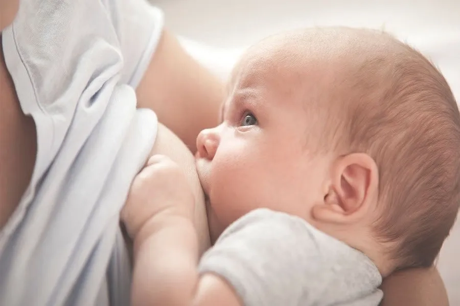Trẻ bú đều và không phát ra tiếng tặc lưỡi thường là dấu hiệu thắng lưỡi bình thường