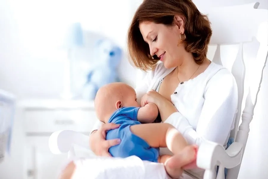 Chăm sóc trẻ sau khi cắt thắng lưỡi độ 2 đúng cách giúp hạn chế đau và hỗ trợ lành thương tốt hơn
