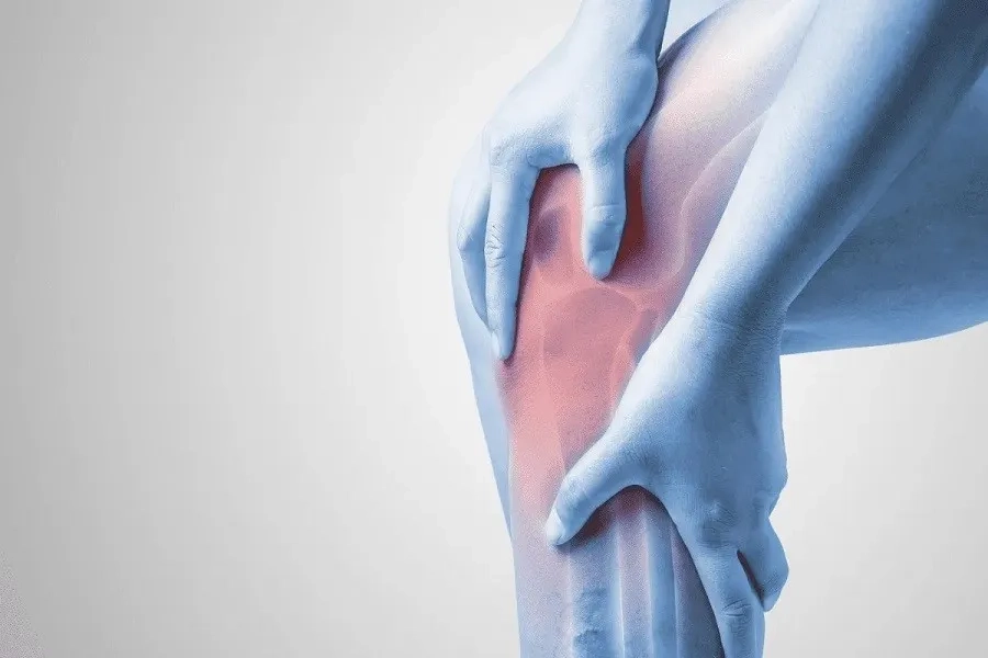 Di căn xương – biến chứng phổ biến ở ung thư vú giai đoạn cuối, thường gây đau âm ỉ kéo dài