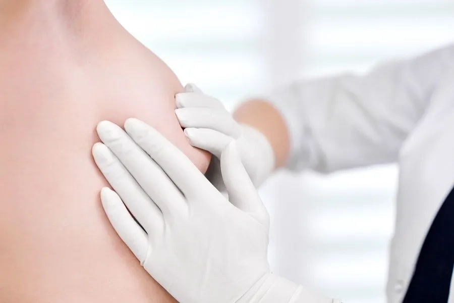 Chị em nên tìm hiểu các dấu hiệu ung thư vú giai đoạn đầu để tăng cơ hội sống sót