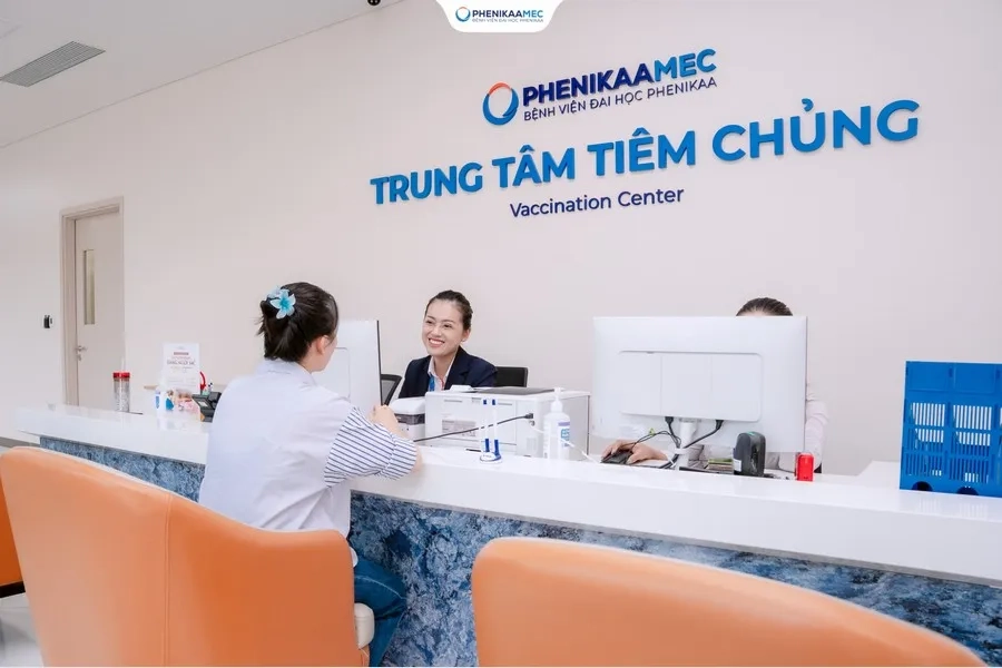 Trung tâm Tiêm chủng PhenikaaMec có cơ sở vật chất hiện đại, hệ thống bảo quản vắc xin đạt chuẩn, đội ngũ tư vấn và bác sĩ tiêm chủng giàu kinh nghiệm 