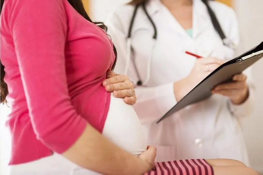 Mẹ bầu cần thăm khám định kỳ theo lịch hẹn của bác sĩ chuyên khoa