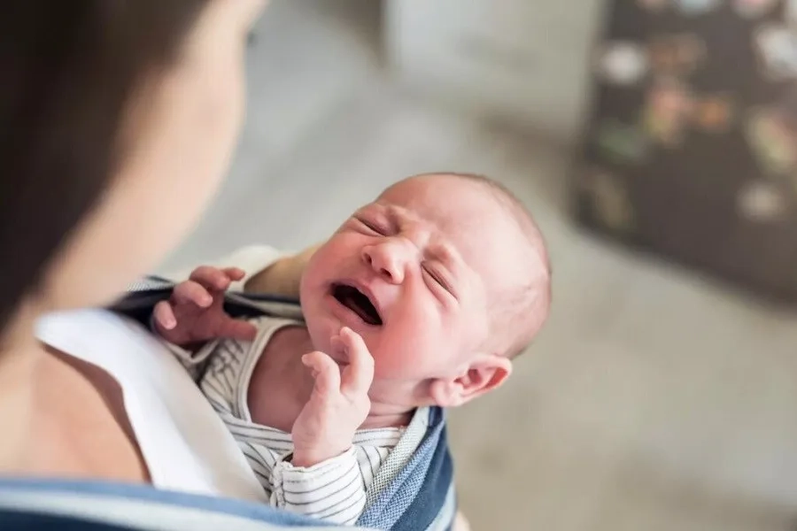 Trẻ bị suy giáp  bẩm sinh có thể gặp tình trạng ngủ nhiều, bú kém và chậm tăng cân