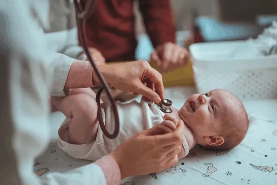 Theo dõi và tái khám định kỳ giúp đánh giá hiệu quả điều trị suy giáp bẩm sinh ở trẻ