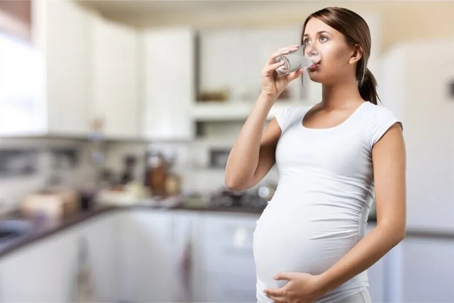 Bổ sung nước và thực phẩm giàu nước giúp mẹ bầu khỏe mạnh, nước ối ổn định