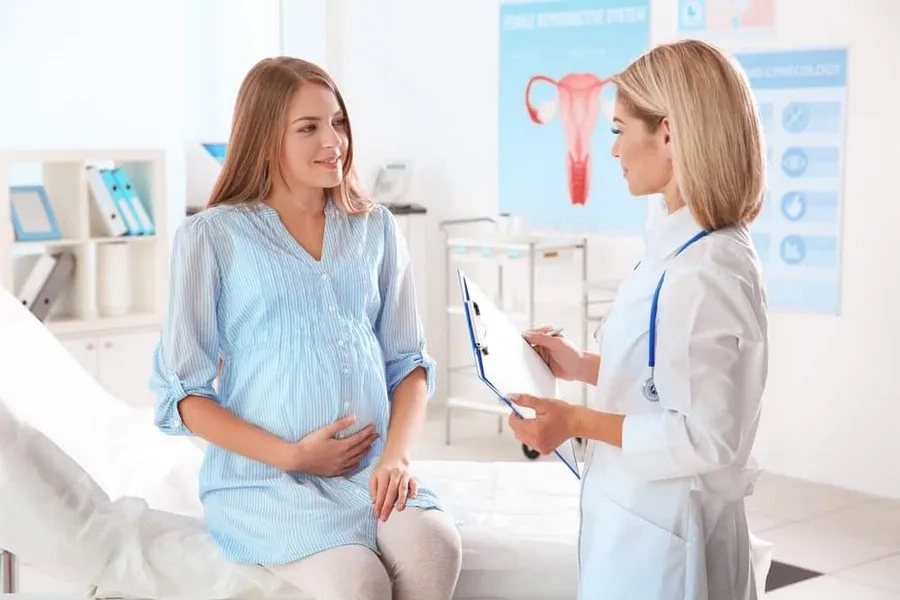 Hãy đến gặp bác sĩ ngay nếu mẹ bầu đi tiểu nhiều kèm theo các triệu chứng bất thường