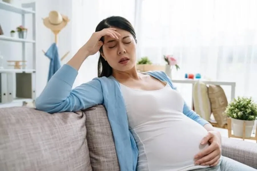 Đau đầu, nhìn mờ, phù bất thường và tăng huyết áp là những dấu hiệu cần lưu ý