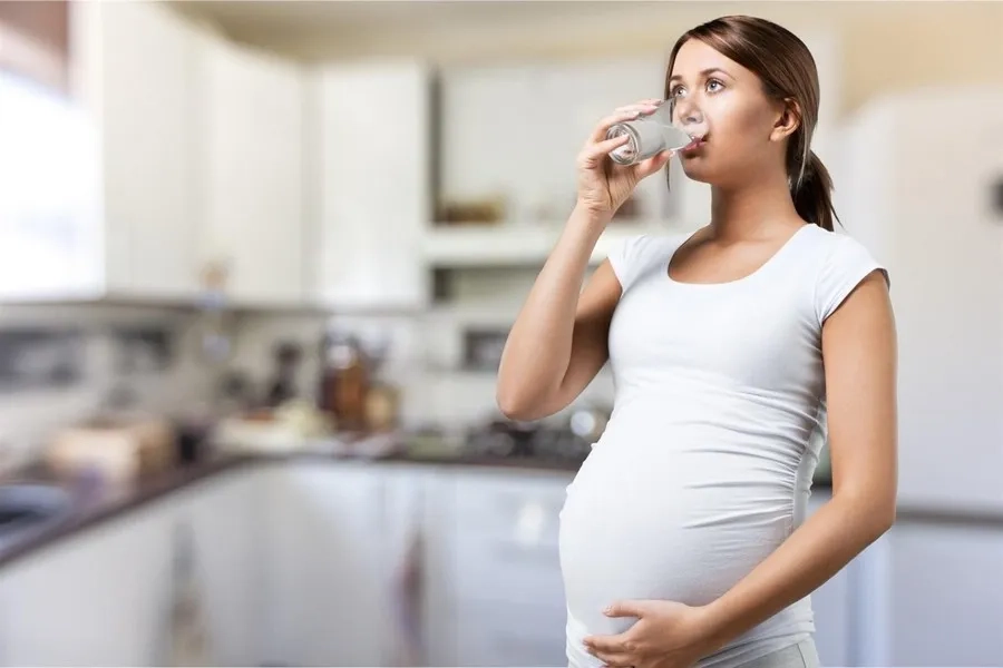 Uống đủ nước giúp duy trì lượng ối và giảm nguy cơ thiếu ối