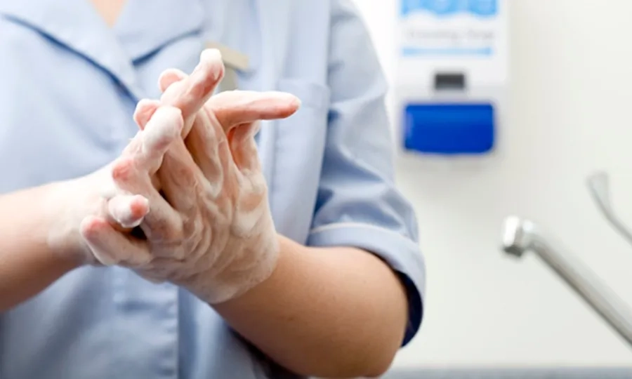 Kiểm soát nhiễm khuẩn đúng cách giúp giảm nguy cơ mắc bệnh trong thời gian nằm viện