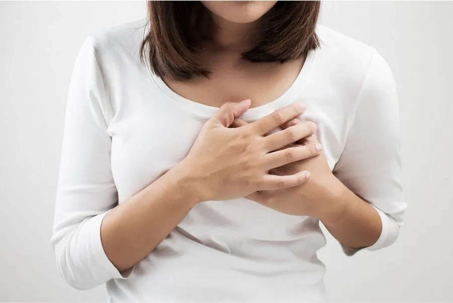 Đau ngực là dấu hiệu phổ biến xuất hiện cả trước kỳ kinh lẫn trong giai đoạn đầu mang thai