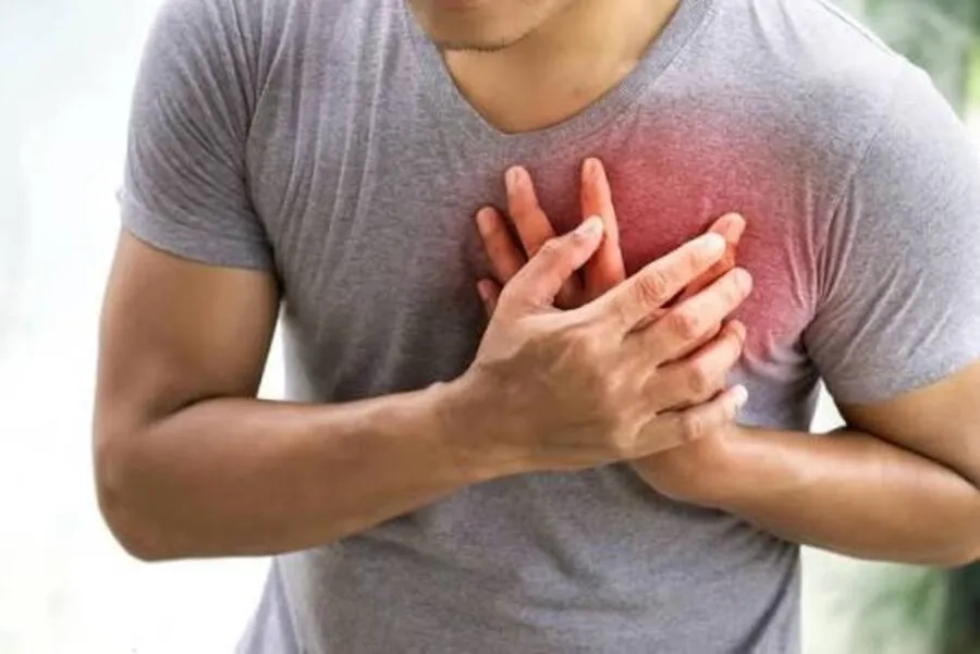 Đau ngực tăng khi hít sâu là biểu hiện đặc trưng, có thể kèm ho và khó thở