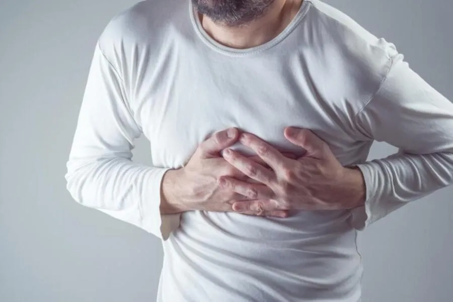 Màng phổi bị viêm và cọ xát có thể gây đau ngực rõ khi hít sâu hoặc ho