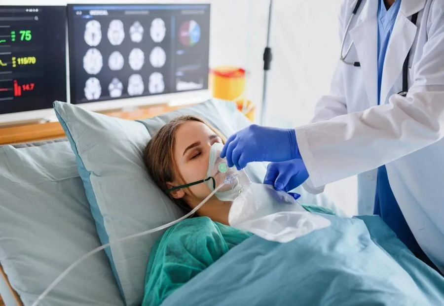 Tổn thương phổi lan rộng có thể gây giảm oxy máu và suy hô hấp