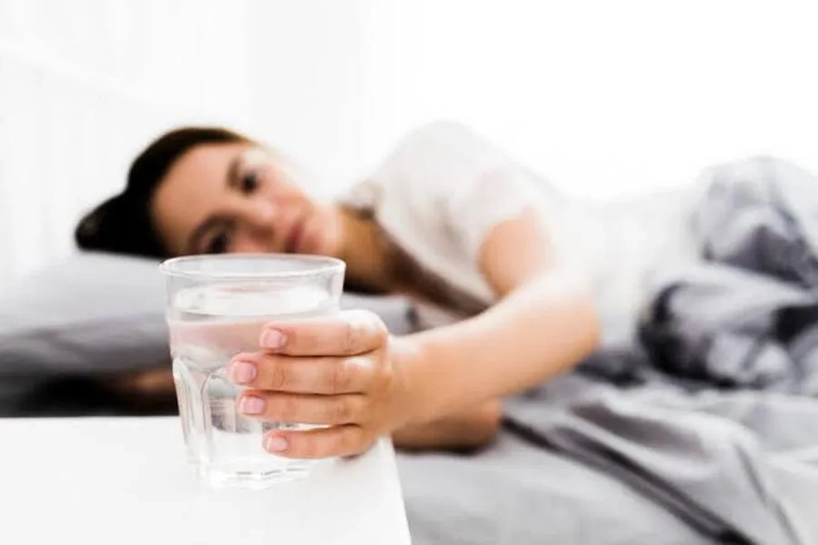 Nghỉ ngơi và bổ sung đủ nước hỗ trợ cơ thể phục hồi khi sốt