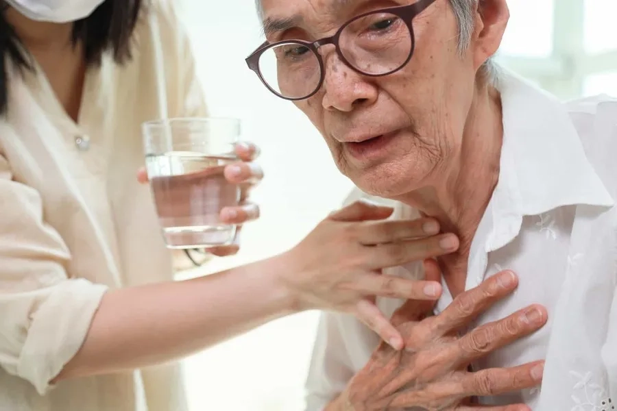 Người cao tuổi dễ gặp biến chứng do miễn dịch và chức năng hô hấp suy giảm