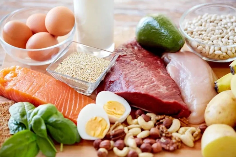 Thịt, cá và trứng cung cấp protein cần thiết cho quá trình phục hồi