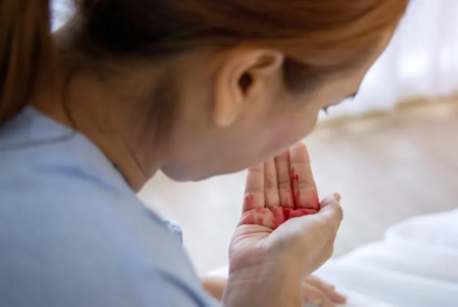 Ho ra máu tái diễn hoặc tăng dần cần được đánh giá sớm