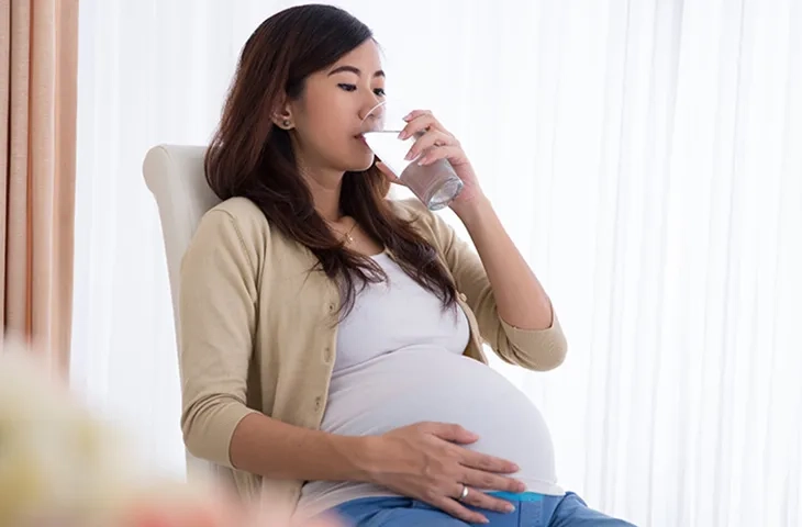 Bổ sung đủ nước giúp đảm bảo nước ối ổn định