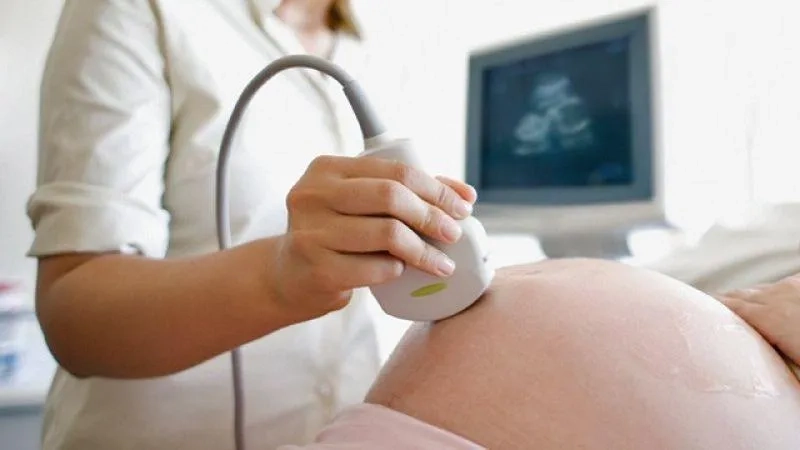 Nếu thấy sự bất thường về cơ thể hay nước ối, bạn cần đi thăm khám ngay