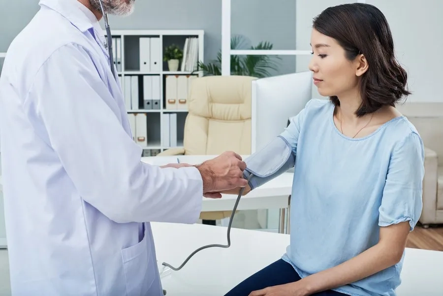 Bạn nên đến thăm khám bác sĩ nếu máu ra nhiều và kèm cục máu đông