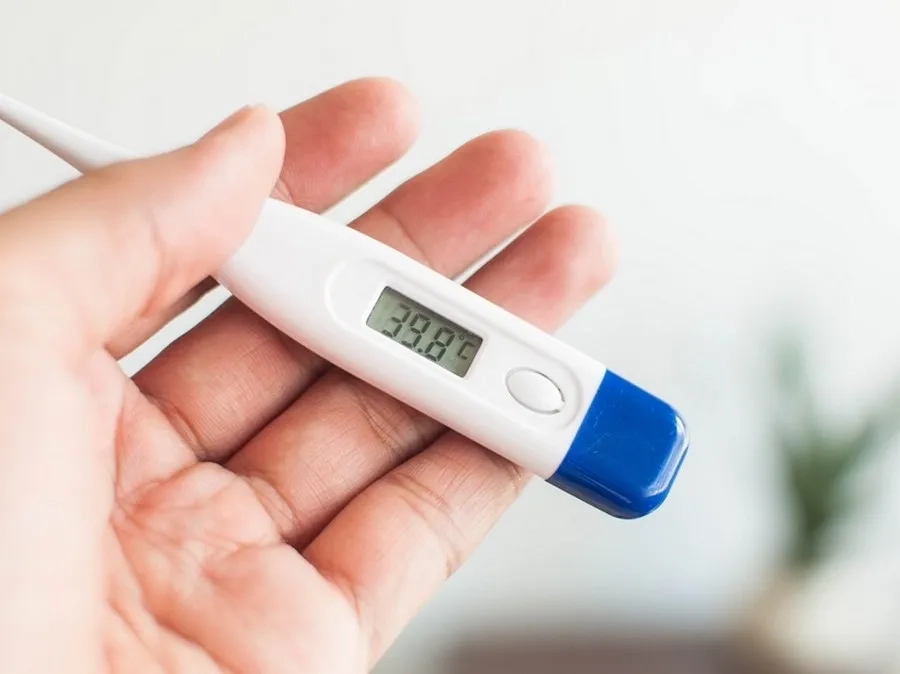 Người sốt cao không hạ sau tiêm cần nhập viện để theo dõi